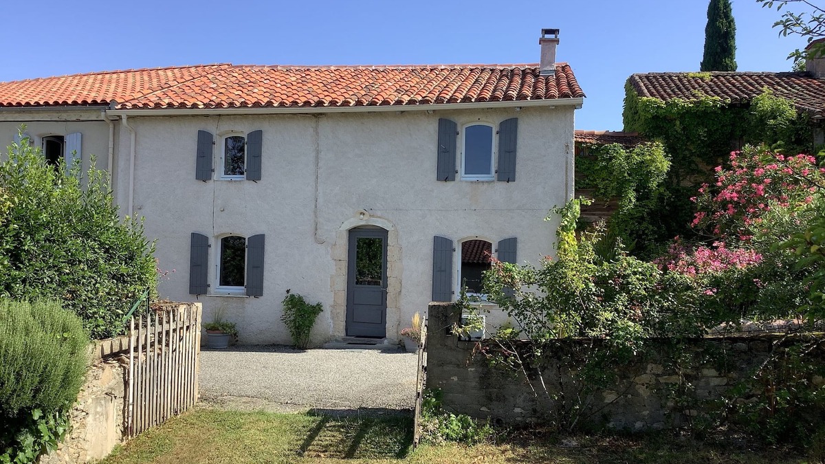 Saint-Arailles House | A haven of peace in the heart of a historic place with enclosed garden