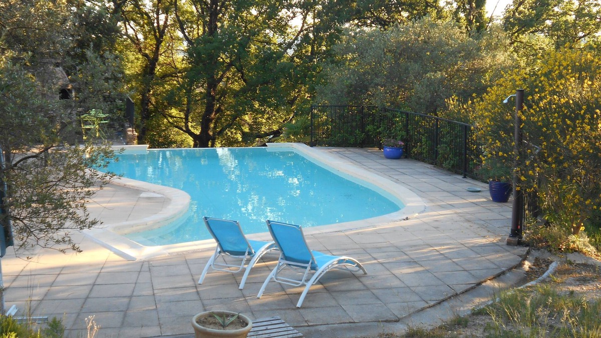 Collorgues Apartment | A haven of peace surrounded by nature. One bedroom, air conditioning, swimming pool .