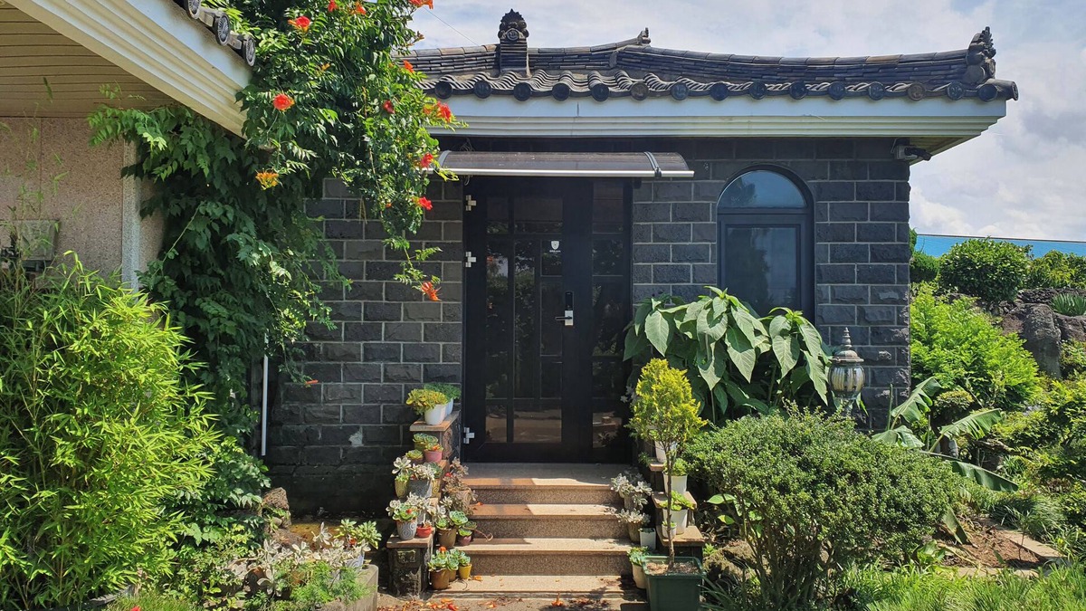 Jocheon Cottage | A healing cottage in Jeju City where you can play with dog in a spacious yard.