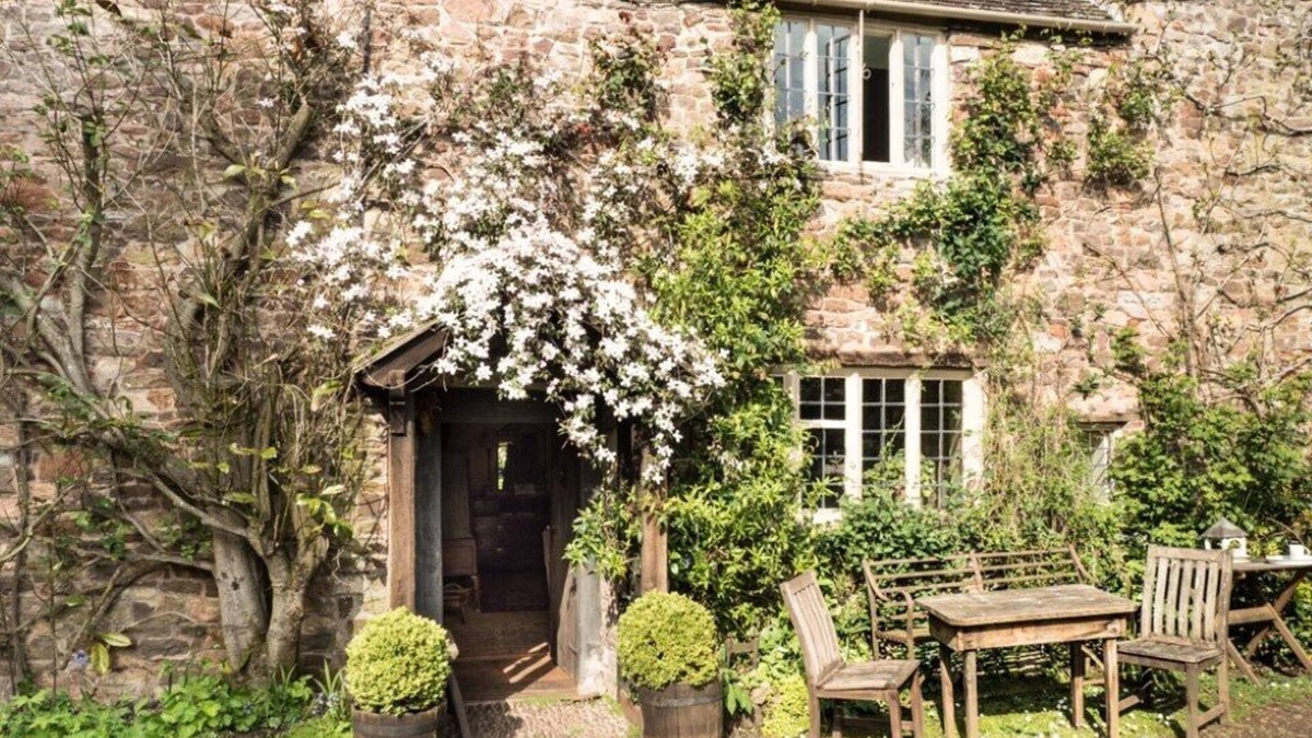 Dunster Cottage | A HEAVENLY RETREAT WITH OFF-STREET PARKING