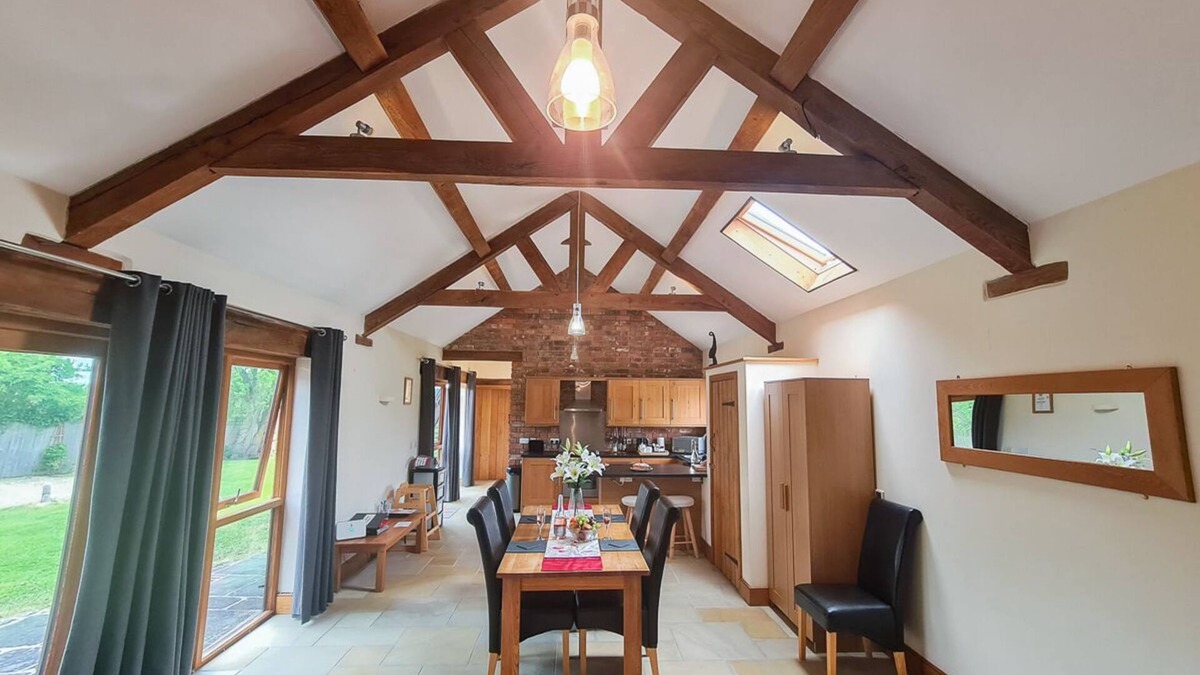 Wotton-under-Edge House | A Hidden Gem, Beautiful Barn With Stunning Countryside Views