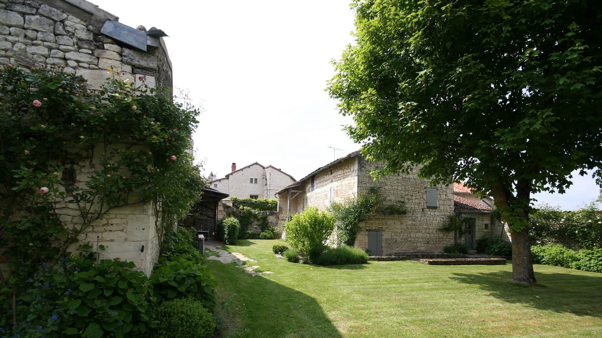 Faye-la-Vineuse Cottage | A hidden gem, French charm, private gardens, Loire on your doorstep.