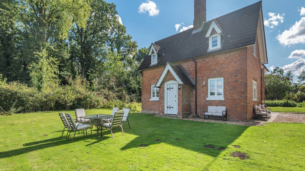Boston Cottage | A hidden gem in the heart of Lincolnshire located on the banks of a Reservoir.