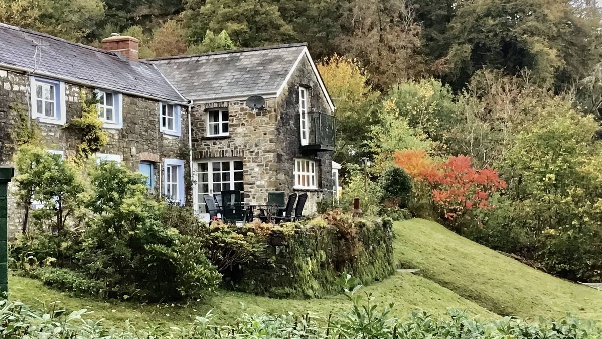 Llandeilo House | A hidden gem nestled in the Talley hills with valley views. Lliandeilo wales