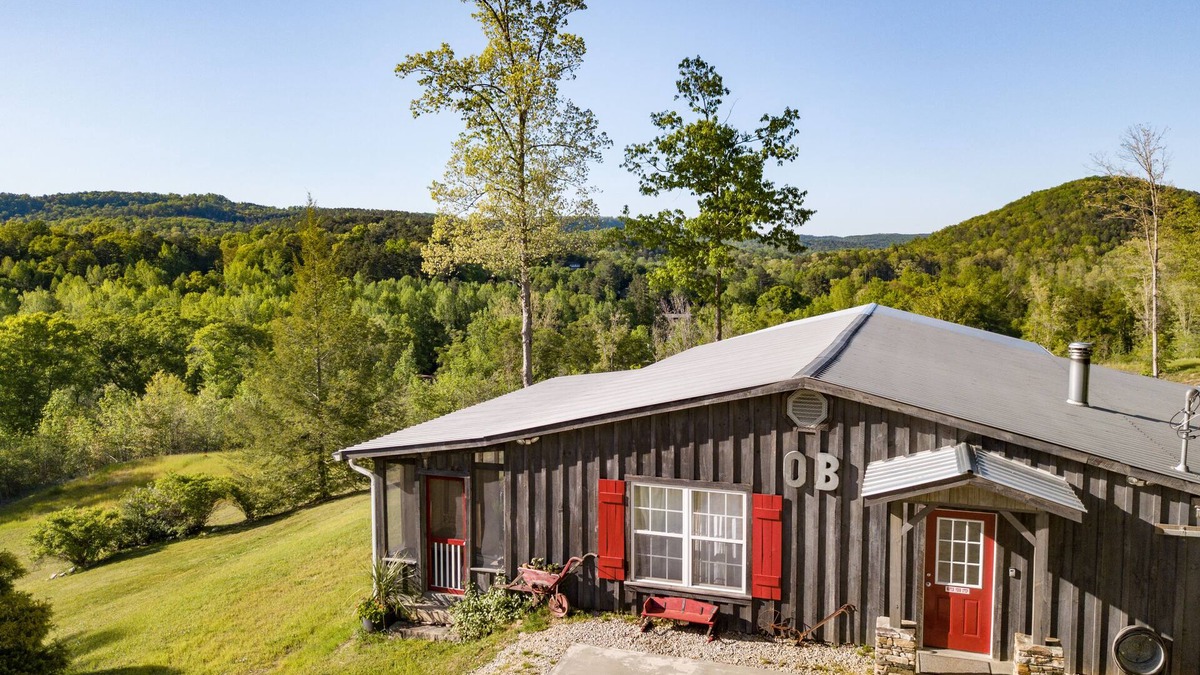 Toccoa House | A hidden pet friendly Industrial Farmhouse Cottage with a surprising view