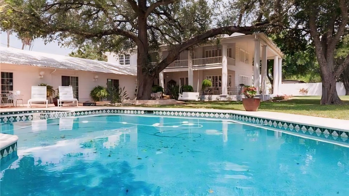 San Juan House | A Historic Paradise Private Pool on 1.5 acres, gated, sleeps 16. Events allowed