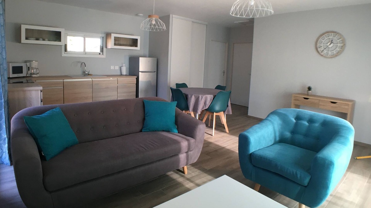 Varetz Cottage | A HOME JUST FOR YOU, CLOSE TO ALL AMENITIES!