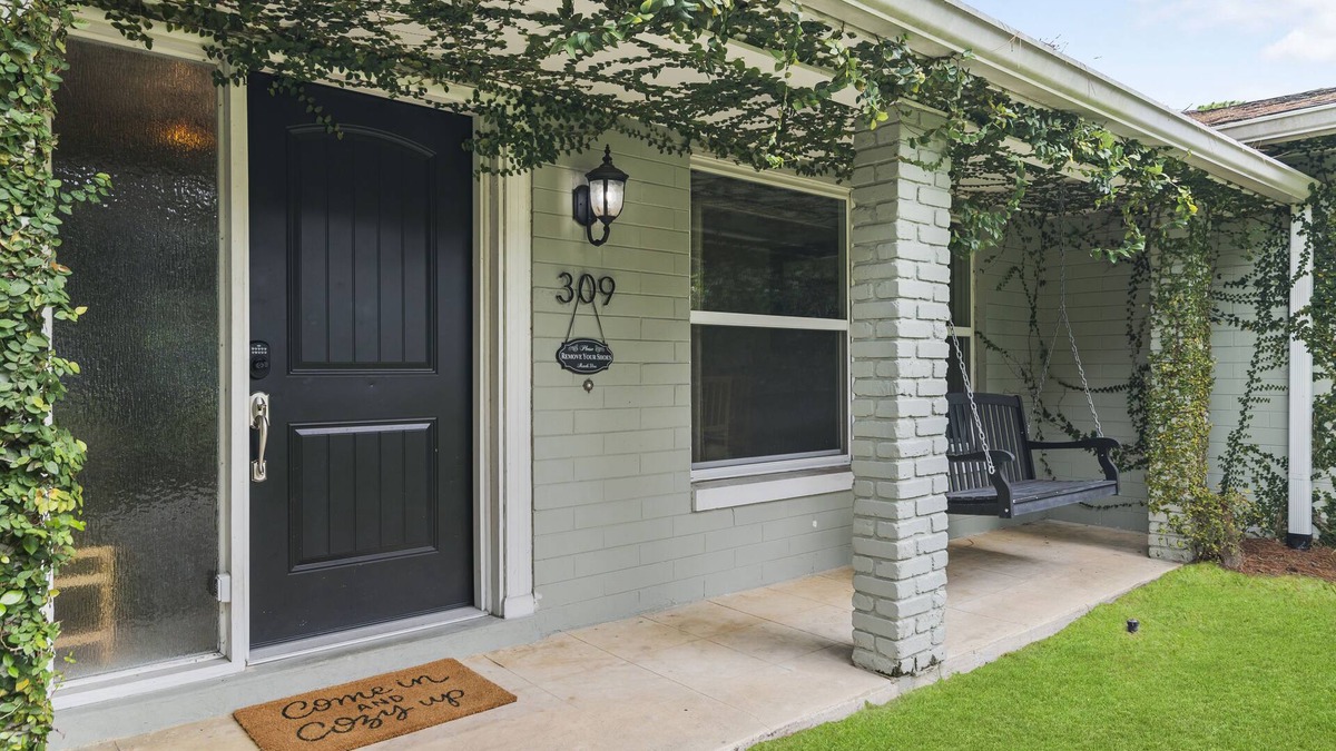 Altamonte Springs House | A Home Where Eclectic Luxury Meets Affordability