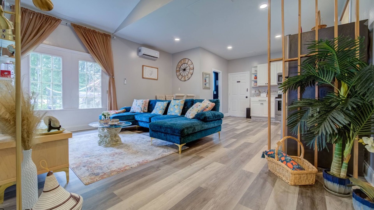 Bristol House | A Homey Heaven - Modern, Pet-Friendly, Gaming, Full Kitchen and more.