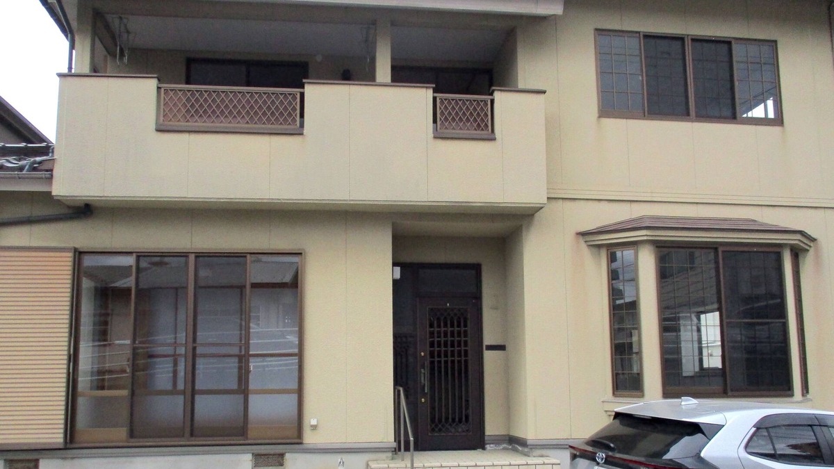 Toyama House | A house with 2 parking spaces, located a 9-minute walk from Toyama Station! Akae-tei"] is ideal for work as well as travel. This is a ryokan where you can stay with no meal and relax as if you were in a vacation home.