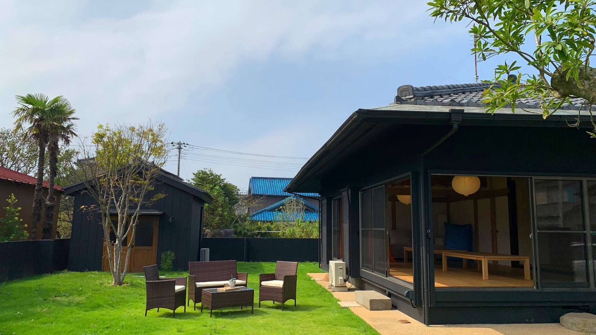 Oamishirasato Villa | A house with a large garden and a detached house.