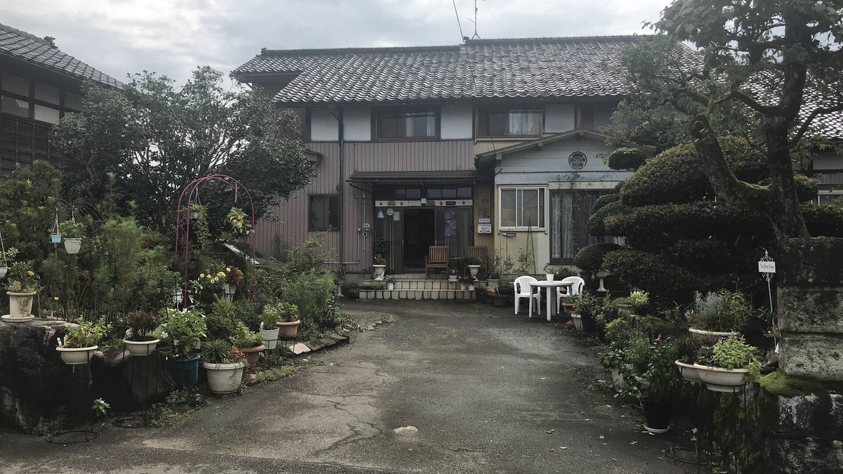 Uozu House | A house with a rural garden