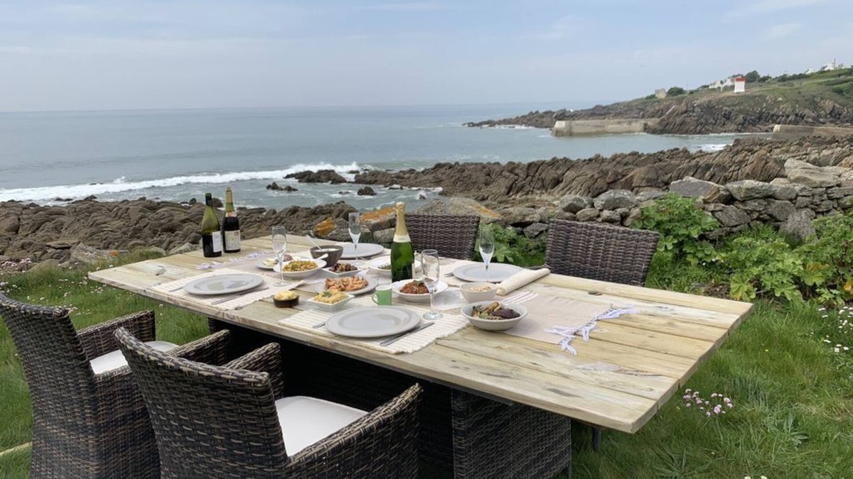 Plouhinec House | A house with the ocean at the end of the garden