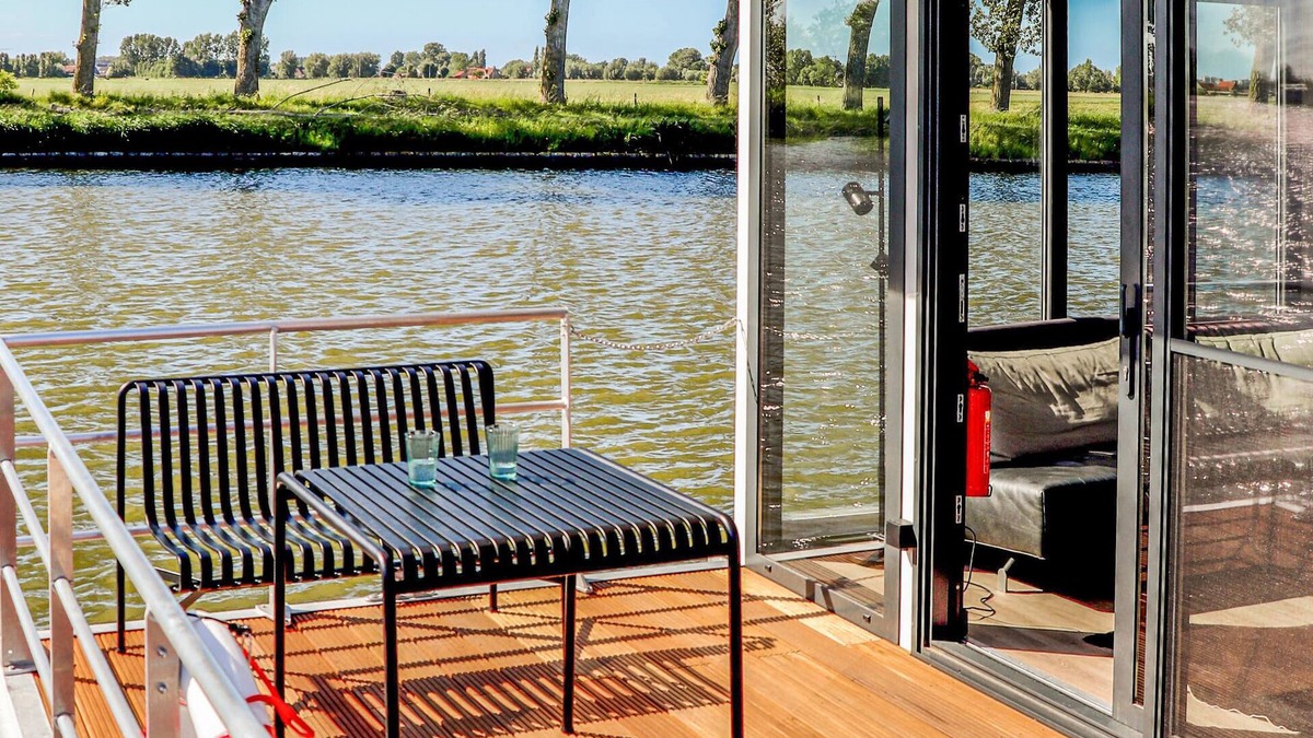 Nieuwpoort Boat Rental | A houseboat for two people and a pet.