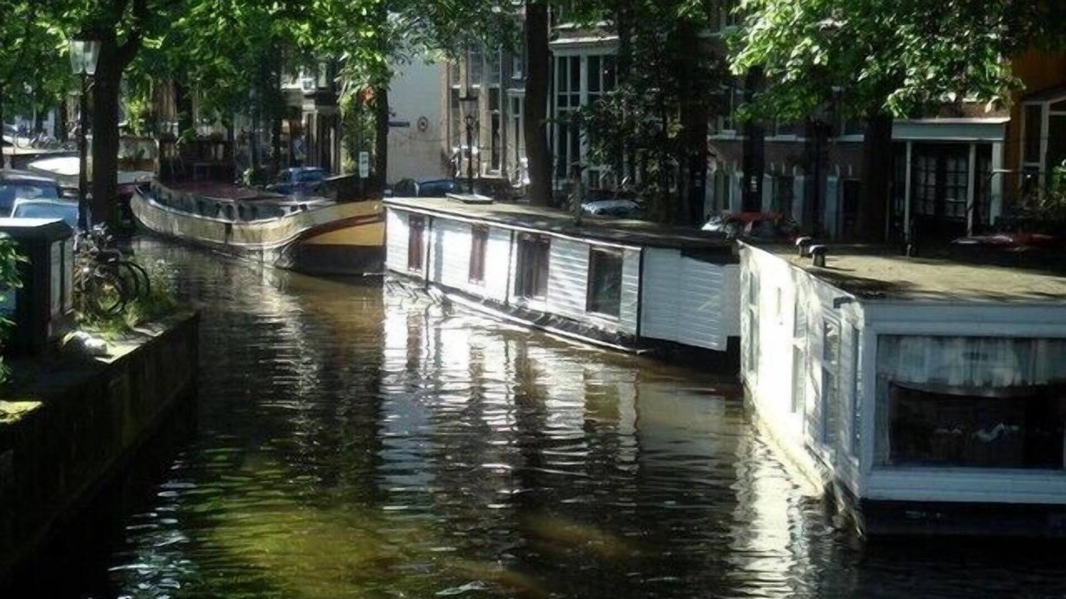 Amsterdam City Centre Boat Rental | A houseboat in the old center