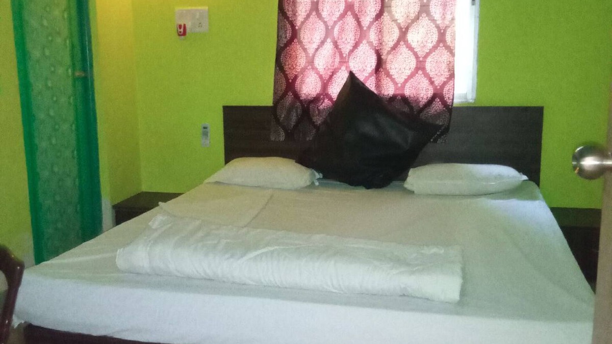 Agartala Hotel | A India Guest House AC Deluxe Room