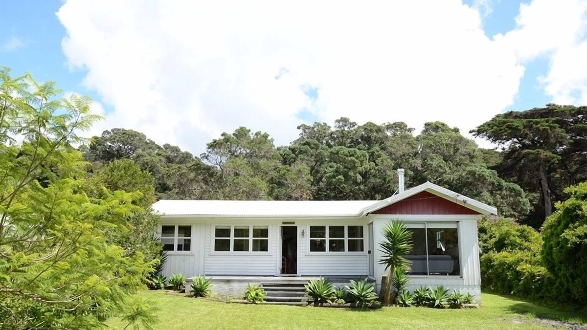 Whangateau House | A Kiwi Classic - beautiful bach in Whangateau