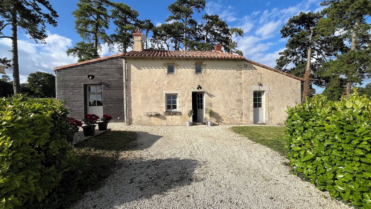Saint-Michel-le-Cloucq House | A L'entrée du Parc D'un Château en Vendée, la Maison des Pins Vous Attend !