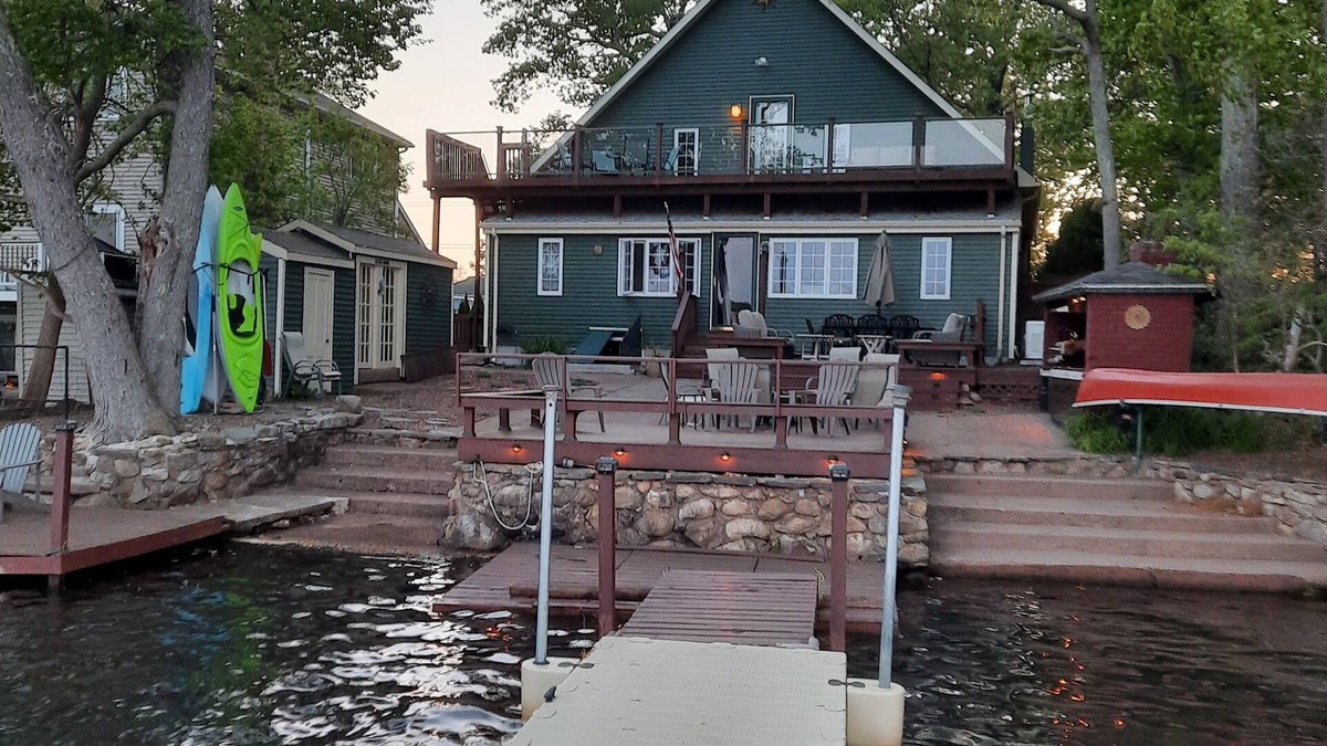 Lake Pocotopaug House | 🌅A Lakefront Sunrise retreat for Couples or Families🌅