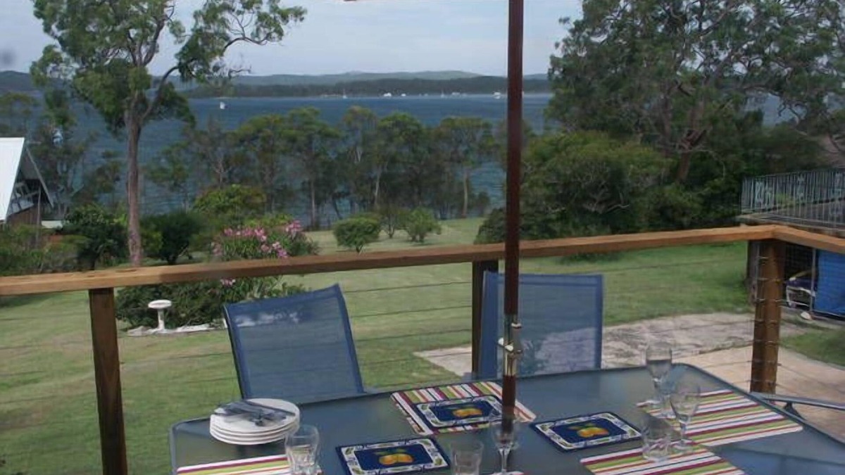 Silverwater House | A Lakehouse Escape on the Waterfront