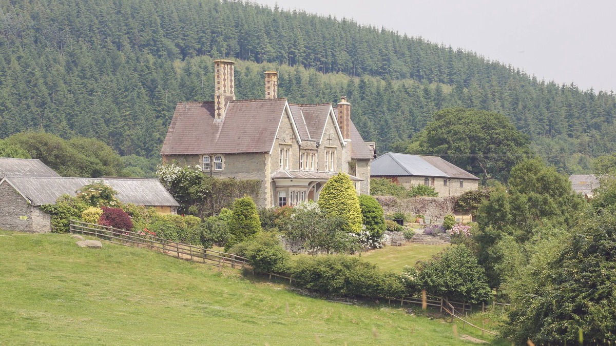 Brampton Bryan House | A large and stylish house with plenty of space for unwinding or a fabulous private party paradise.