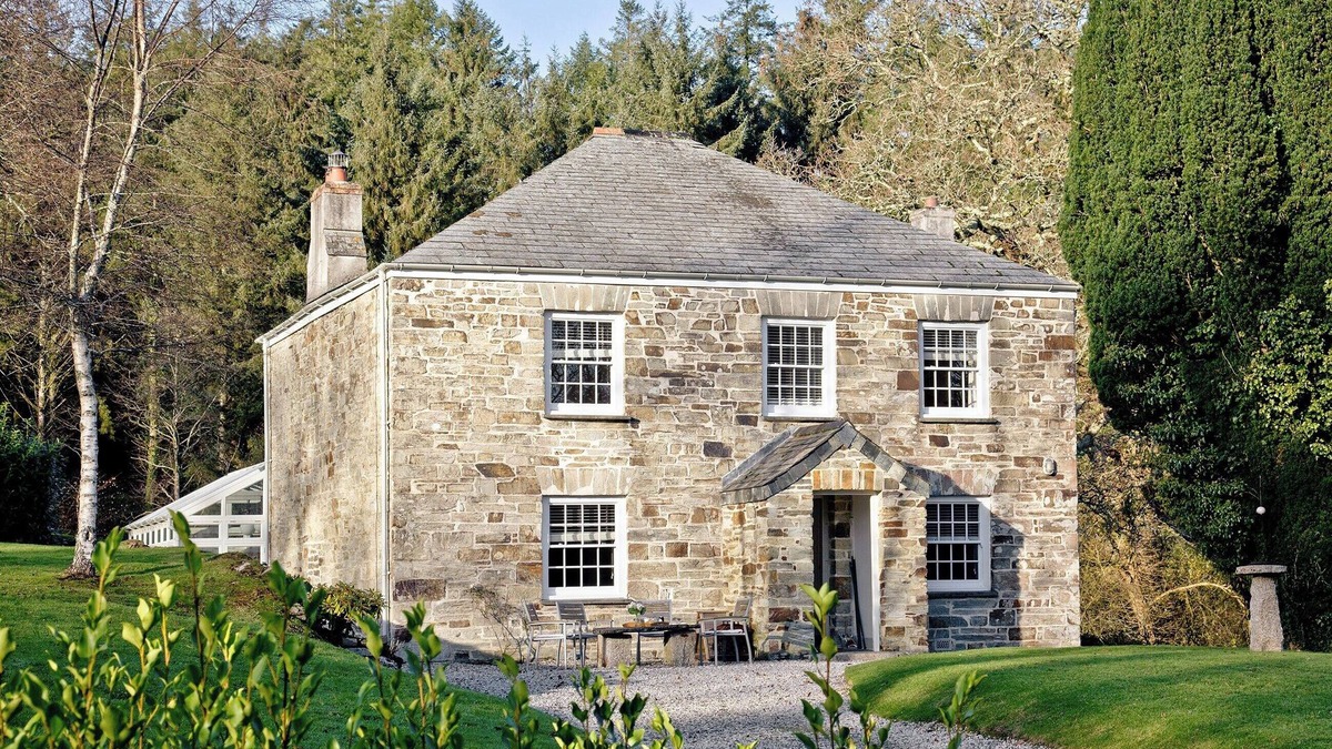 Bodmin Cottage | A large detached house with access to the woodland and cycling trails of Lanhydrock House.