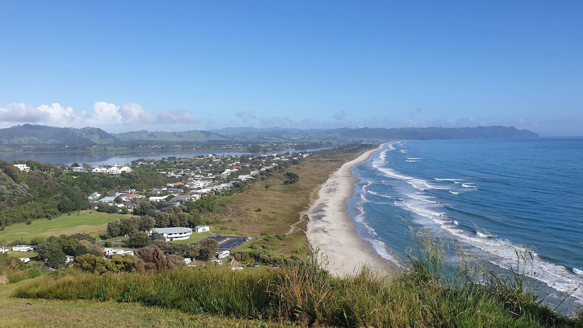 Bowentown Apartment | A large downstairs flat. 2 mins to estuary and 5 mins to ocean beach.