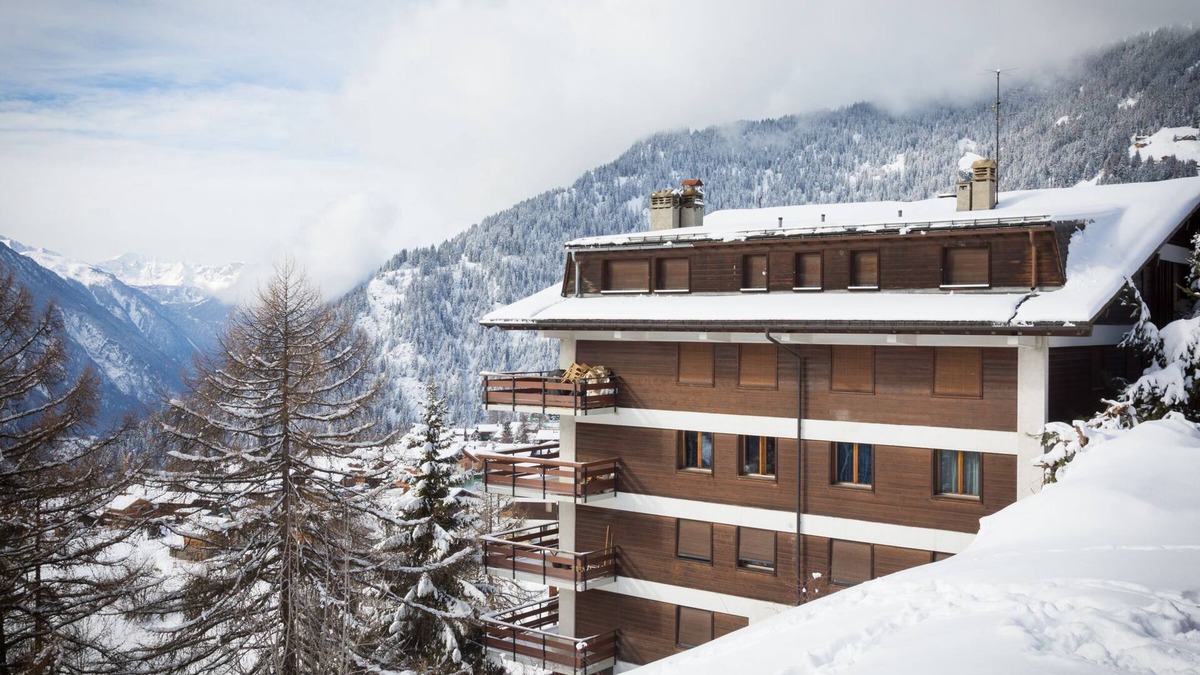 Verbier Apartment | A large entrance hall, living room with dining area and fireplace, kitchen with dishwasher, oven and