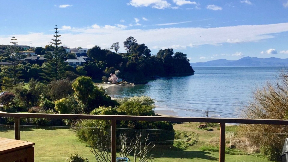 Kaiteriteri House | A large family home with beach access