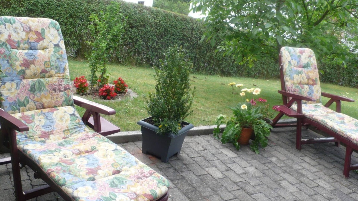 Schoffengrund Apartment | A lawn and a terrace invite you to linger and relax.