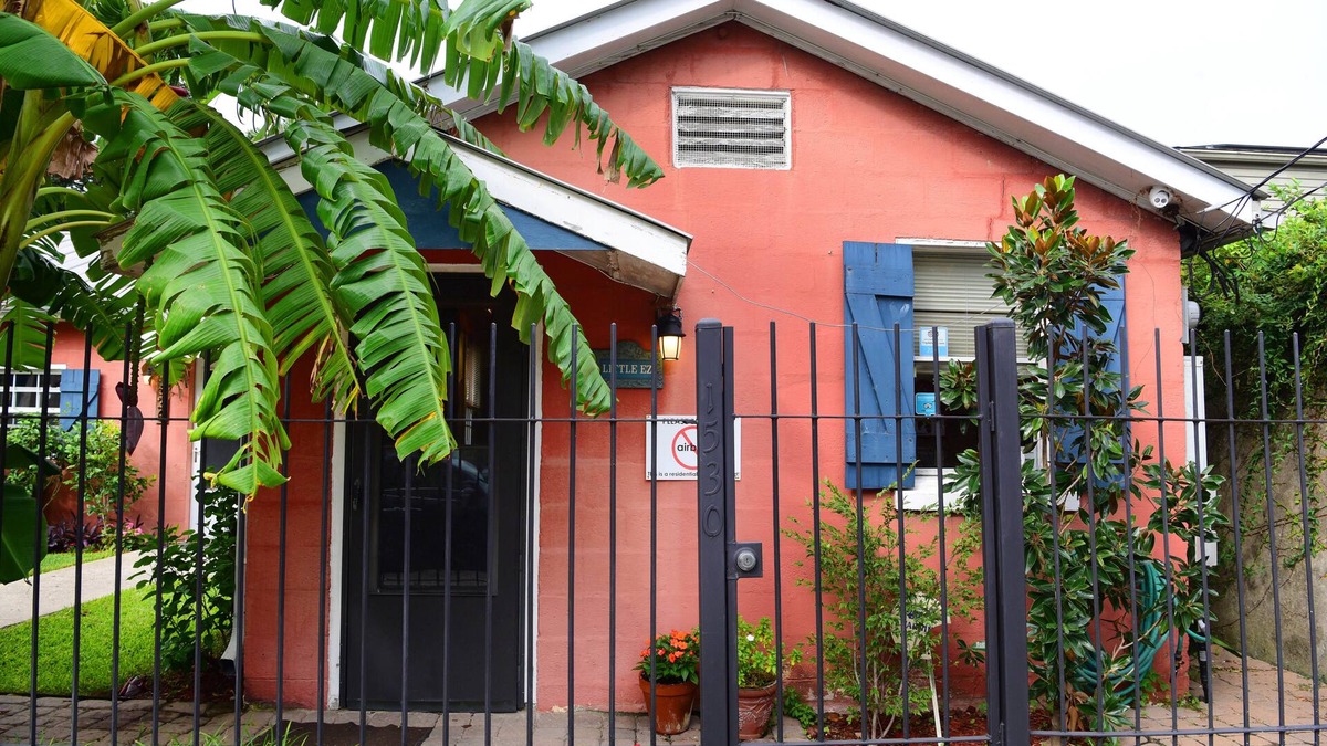 Faubourg Marigny Bed & Breakfast | A LEGAL GUESTHOUSE! The Little Eazy Guest House-Owner lives on the property