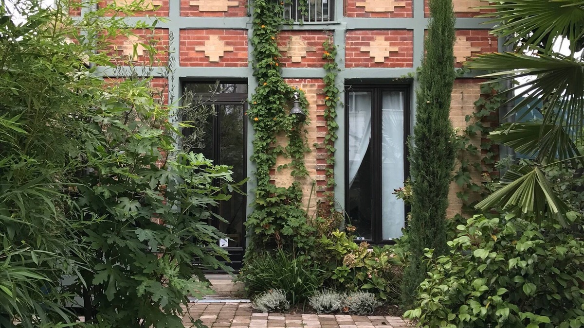 Saint-Cloud House | A little haven of peace in a green setting