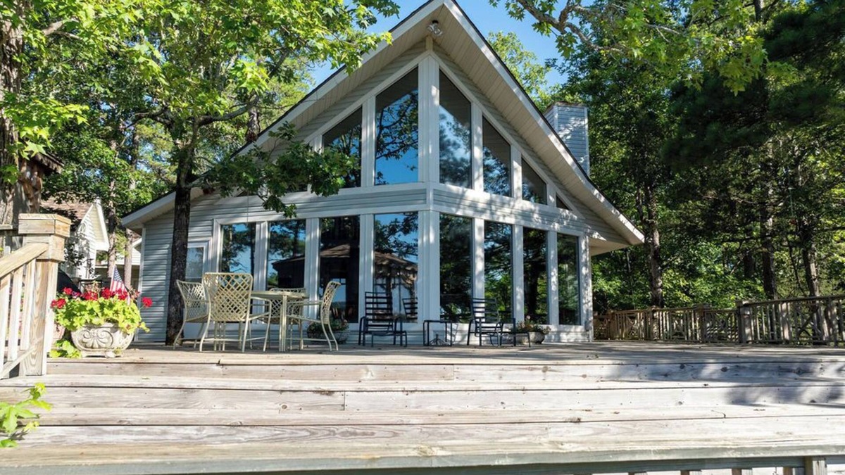 Clinton House | A Little Piece of Heaven on Greers Ferry Lake, 8 bedroom lakefront home