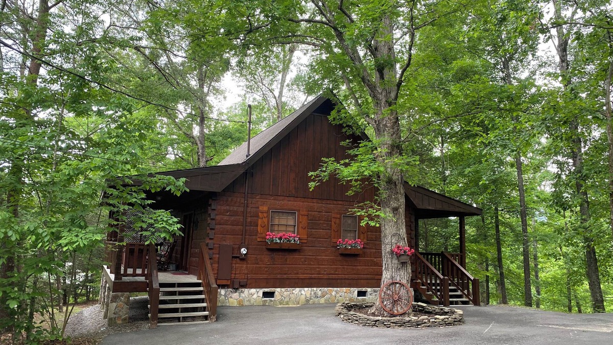 Gatlinburg - Pigeon Forge Cabin | A+ Location 2 mi Pigeon Forge Pkwy,Not up Mtn, Hottub, Quiet,Private,SUPER CLEAN