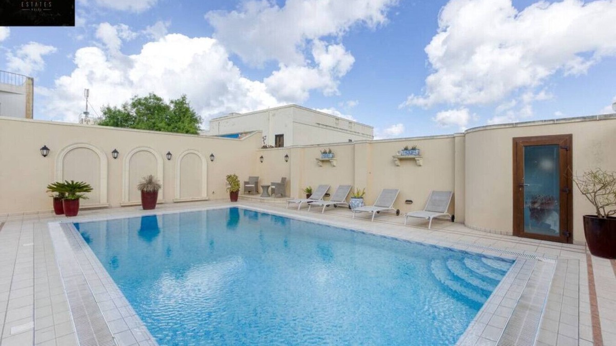 Swieqi Villa | A LUX VILLA with amazing BBQ, Pool Area & WIFI