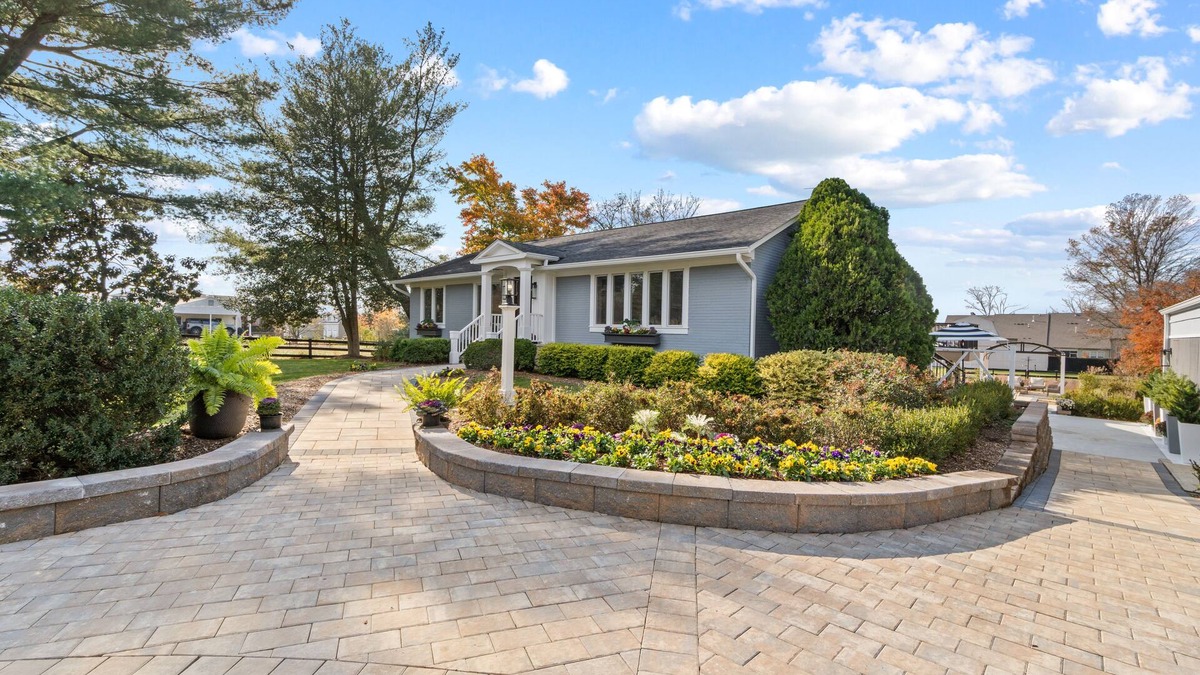 Ashburn House | A Luxurious Home for Rest and Work.