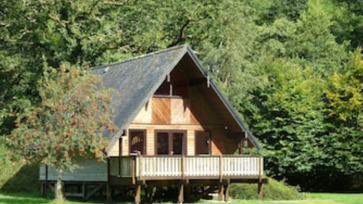 Moretonhampstead Cabin | A Luxurious Lodge Nestling Beside The River Teign In Dartmoor National Park