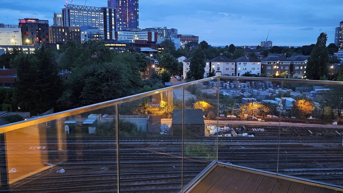 Addiscombe Apartment | A Luxurious, Ultra Modern and Stylish 2 Bedroom Apartment With Free Wifi and Tv