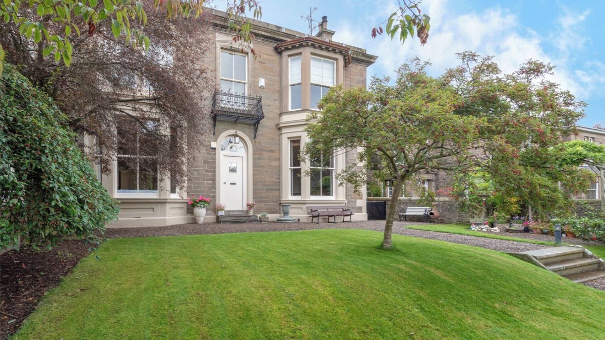 Broughty Ferry Apartment | A luxurious Victorian mansion garden apartment