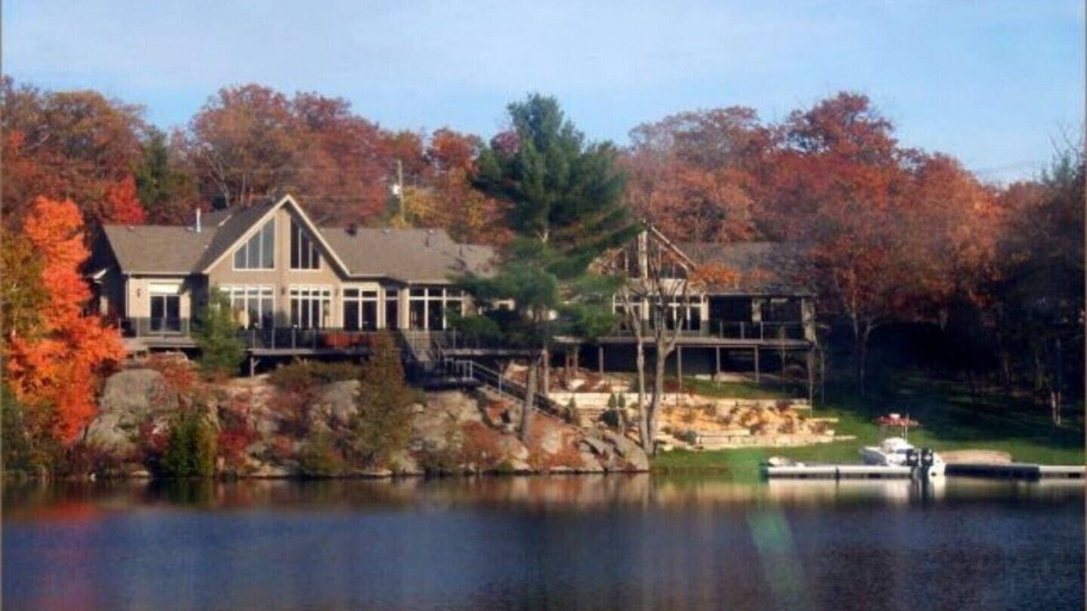 Georgian Bay House | A luxurious villa nestled along the bay upon a rock , breathtaking sunset views
