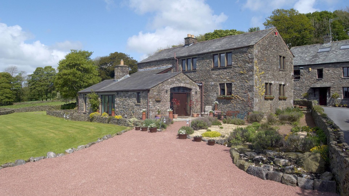 Kendal House | A Luxury barn conversion ideal for visits to the Lake District, accommodates 8
