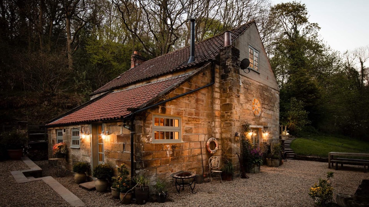 Ruswarp Cottage | A luxury country cottage by the sea, 5 ensuite bedrooms, walkable to the harbour