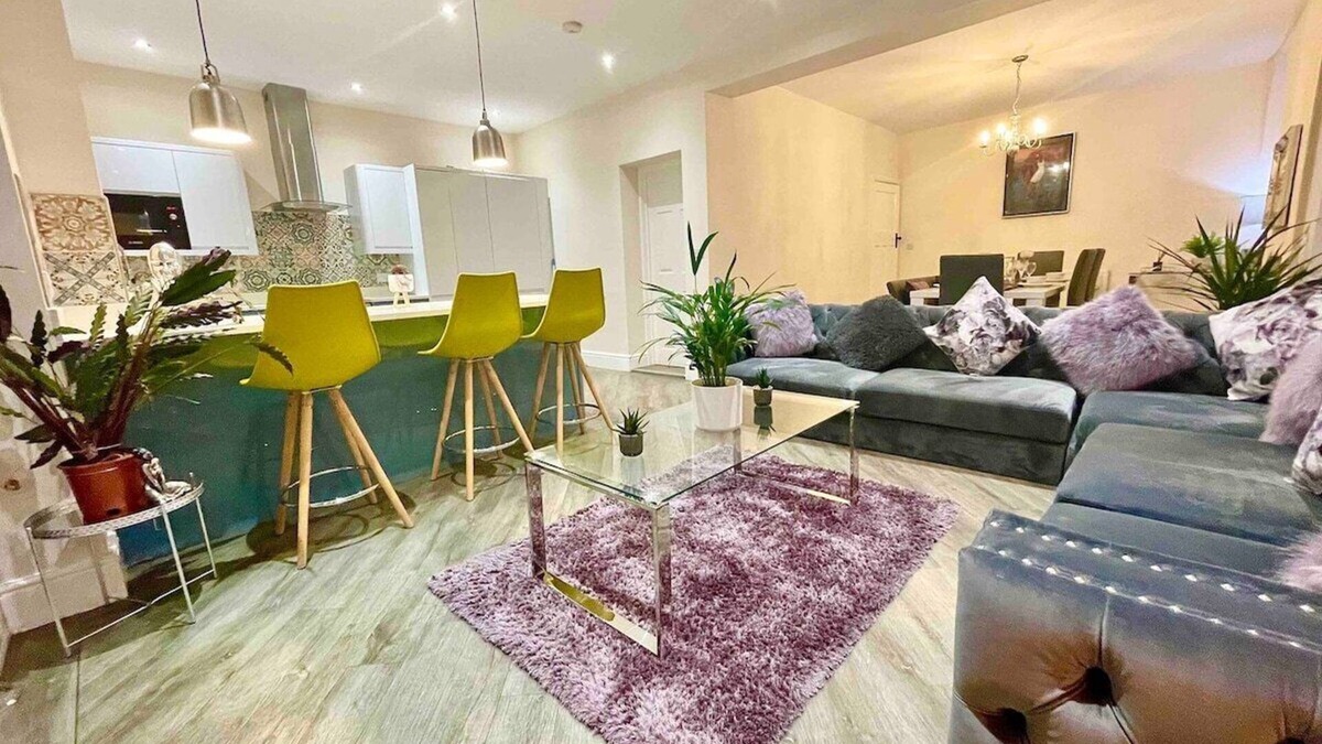 Coed-Y-Paen House | A luxury detached home with wave spa hot tub