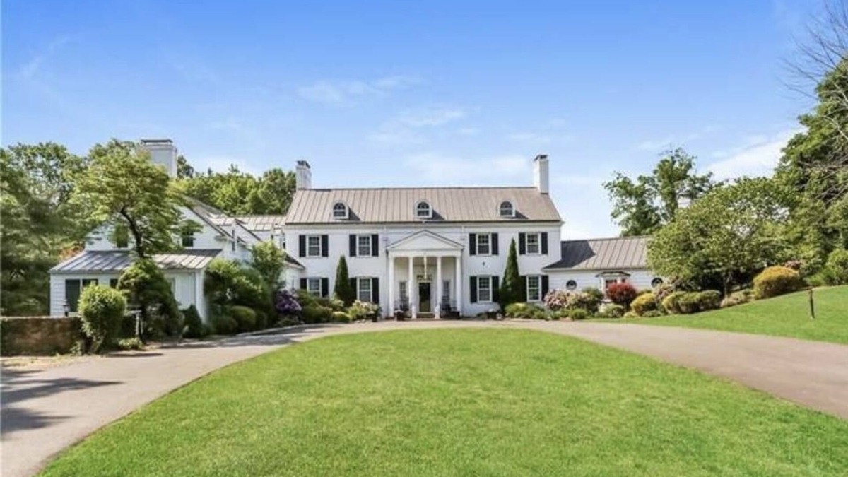 Middletown House | A Luxury Estate, Elegant, Historical, Hot Tub, Salt Water Pool ~The White Lion~