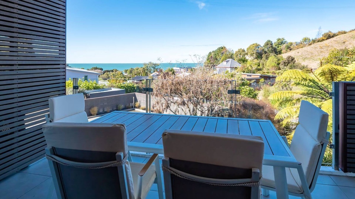 Kaiteriteri Apartment | A modern and convenient apartment close to the beach and with a fenced pool
