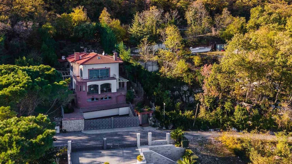 Obrs Villa | A modern, beachfront villa in Kvarner Bay