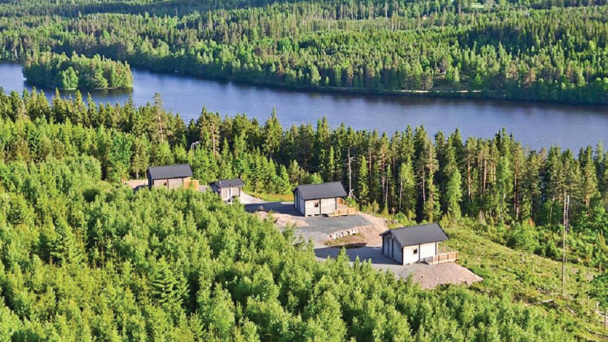 Vetlanda House | A modern cottage with a fantastic view of the lake.