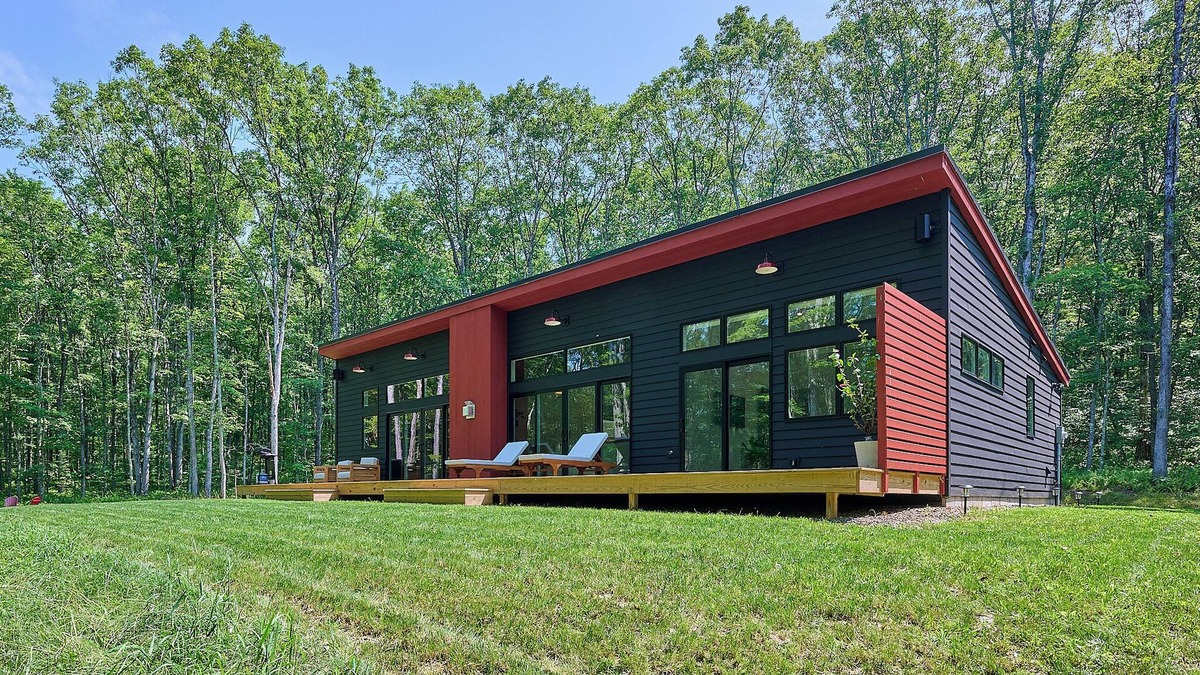 Narrowsburg House | A Modern Escape: 3-bed Contemporary on 5+ acres <1 Mile from the Delaware River.