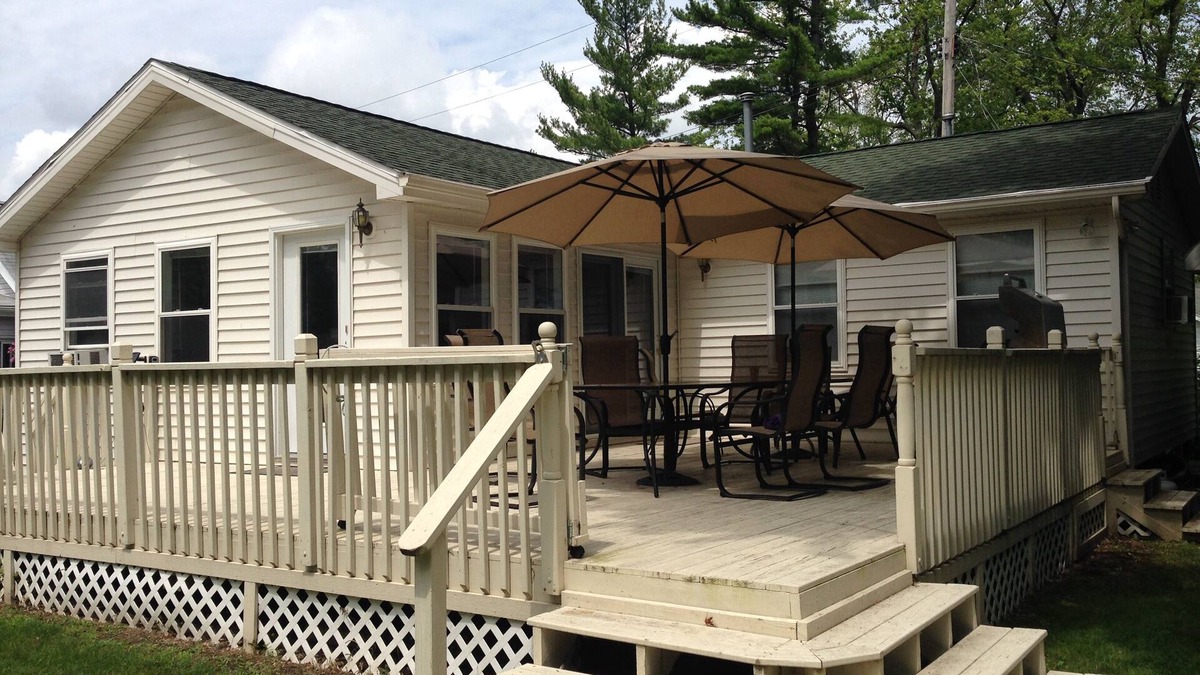 Lexington House | A modern family home with a great view of the lake and 75 yards from the beach