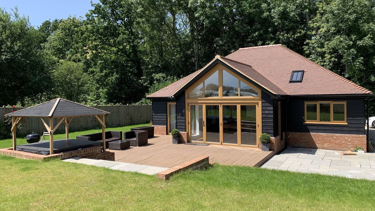 Maidstone House | A modern luxury bungalow with an amazing hot tub located in a rural part of Kent